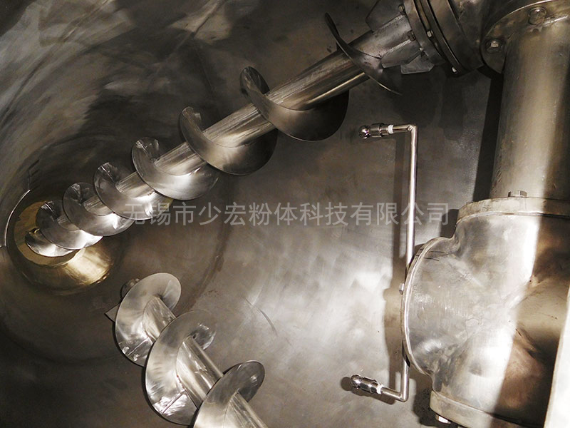 單錐雙螺旋混合機内部結構加裝噴液